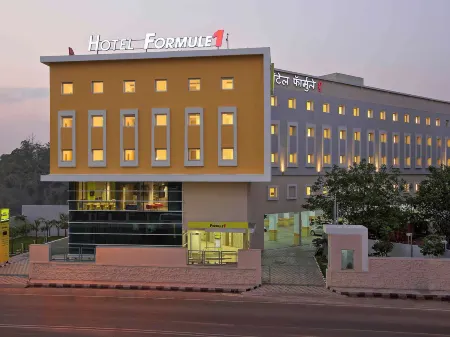 Holiday Inn Express Pune Pimpri Отели рядом со станцией Pimpri