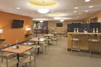 La Quinta Inn & Suites by Wyndham Minot - breakfast
