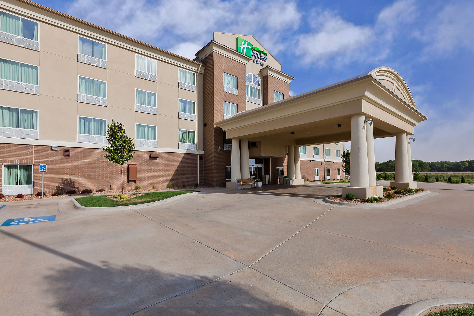 Holiday Inn Express Hotel & Suites Salina, an Ihg Hotel