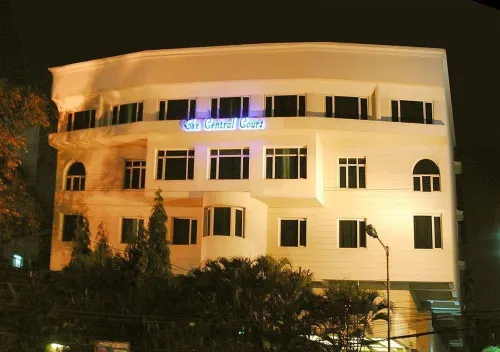 The Central Court - Bares