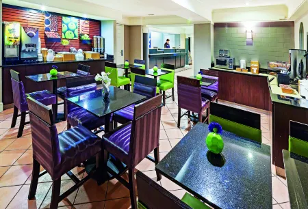 La Quinta Inn by Wyndham Dallas Uptown Отели рядом с достопримечательностью «Meadows Museum of Art»