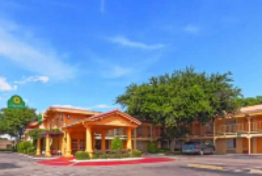 La Quinta Inn by Wyndham Dallas Uptown Hotels near Meadows Museum