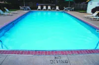 La Quinta Inn by Wyndham Sandusky Near Cedar Point - Pool