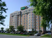 Quality Inn and Suites Montreal East Hotels in der Nähe von LA PLANÈTE COIFFURE DOMINICAINE POUR FEMMES ET LES HOMMES