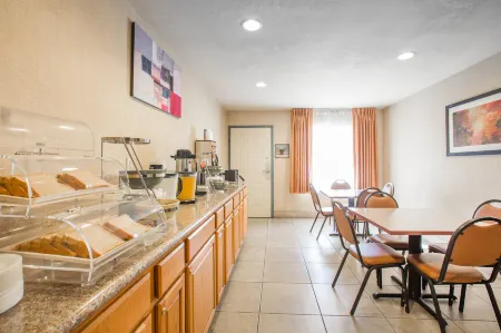 Econo Lodge Inn & Suites Lodi - Wine Country Area