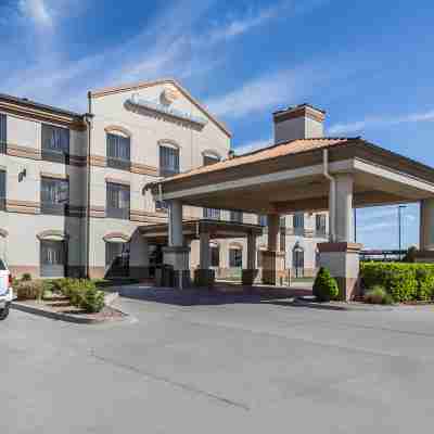 Quality Inn & Suites Hotel Exterior