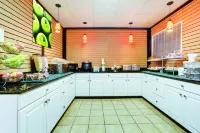 La Quinta Inn & Suites by Wyndham Atlanta Airport South - breakfast