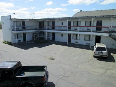 Travelers Inn by OYO Longview Kelso Отели рядом с достопримечательностью «The Rutherglen Mansion»