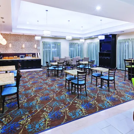 La Quinta Inn & Suites by Wyndham Marshall