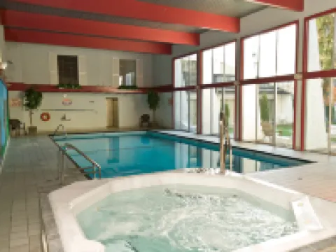 ディビヤスートラプラザアンドコンフェレンスセンター、ヴァーノン、BC バーノンのホテル