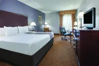 La Quinta Inn & Suites by Wyndham Corsicana - Parkplatz