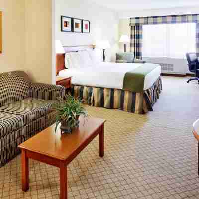 Holiday Inn Express & Suites Long Island-East End Rooms