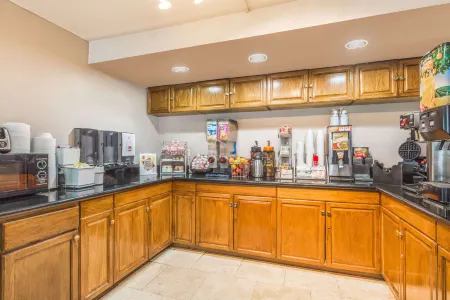 Super 8 by Wyndham Metairie