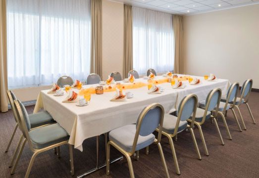 Dormero Hotel Dessau-Roßlau 로비