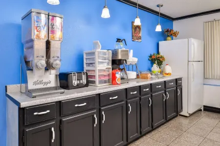 IndySouth Western Inn Отели рядом с достопримечательностью «Expo Bowl»