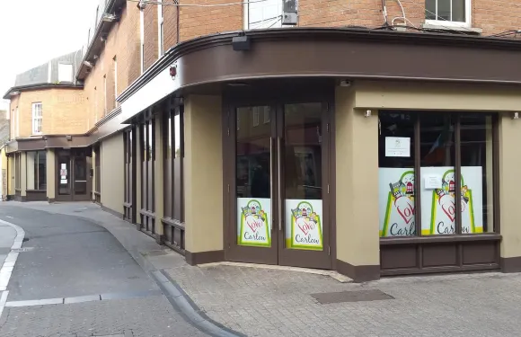 夏洛特汽車旅館