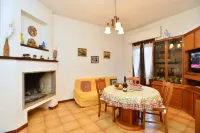 IzzHome Cozy Sunflowers Hotels in Pula