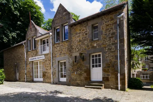 Logis Hotel du Chateau Hotels in Les Iffs