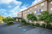 Comfort Inn & Suites Hotel dekat Trinity Western University
