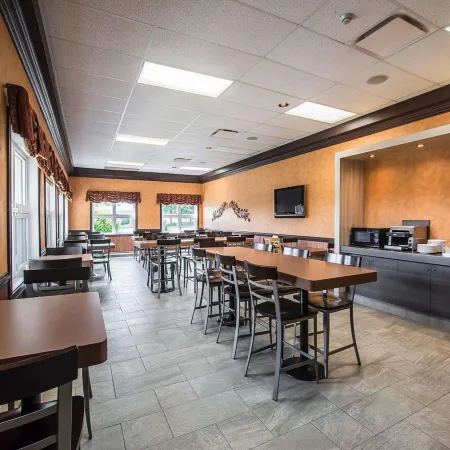 Econo Lodge Inn & Suites