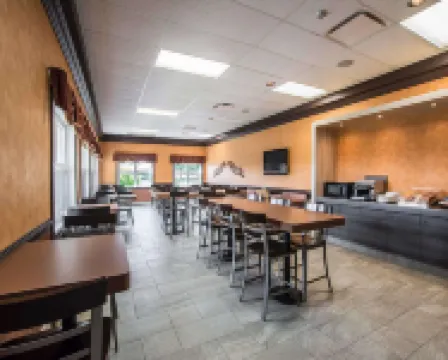 Econo Lodge Inn & Suites