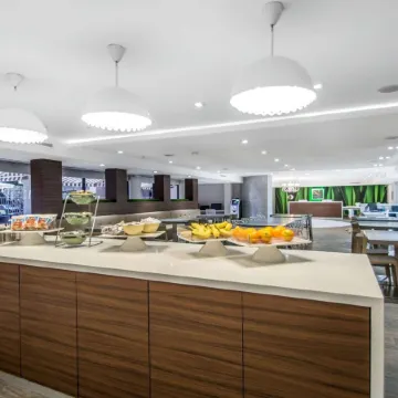 Quality Inn & Suites by the Parks Отели рядом с достопримечательностью «Селебрейшн»