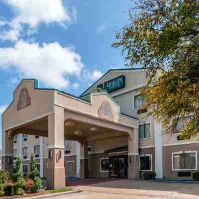 Quality Suites, Ft Worth Burleson Hotel Exterior