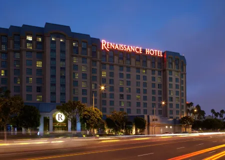 Renaissance Los Angeles Airport Hotel Отели рядом с достопримечательностью «Университет Лойола Мэримаунт»