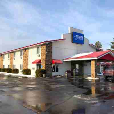 Travelodge by Wyndham Escanaba Hotel Exterior