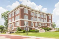 Days Inn & Suites by Wyndham Marshall Hotels near Citi Trends
