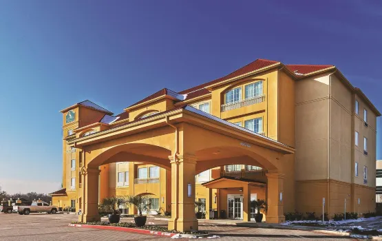 La Quinta Inn & Suites by Wyndham Fort Worth Eastchase Hotels near Mallard Cove Park