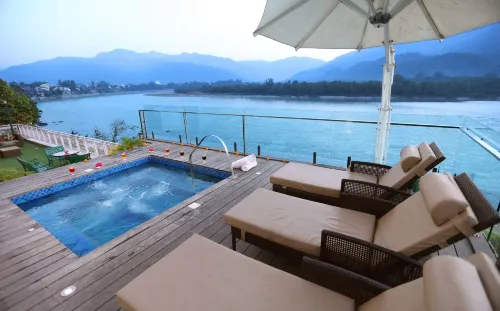 Ganga Kinare- A Riverside Boutique Resort, Rishikesh Hotels in Деградун