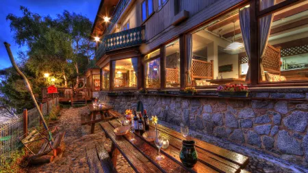 Candlelight Lodge