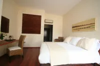 Ile du Gua Suites Hotels near Palais des Archeveques
