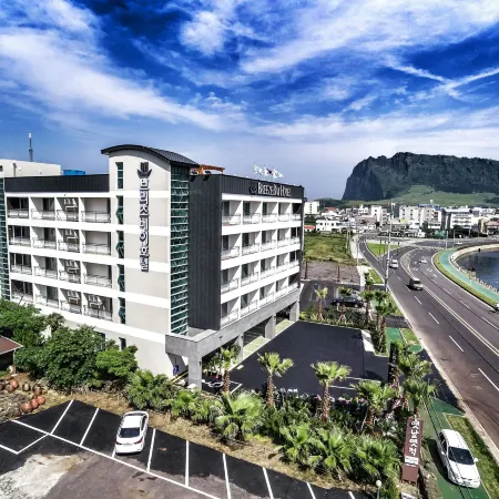 Breeze Bay Hotel Отели рядом с достопримечательностью «Тон-Амса»