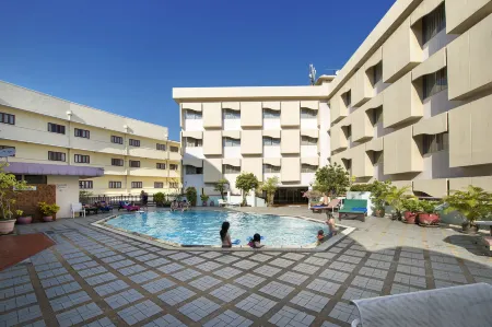 Royal Rattanakosin Hotel - Near Grand Palace & Khaosan Road Отели рядом со станцией Бангбамру