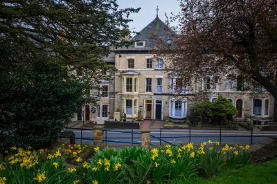 Broomfield House Hotels near Whitby Harbour East Lighthouse