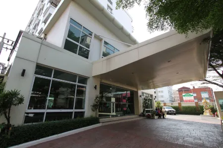The Royalbee Aparthotel