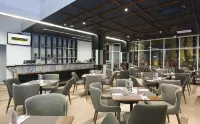 MaxOneHotels at Dharmahusada Surabaya - Bữa sáng