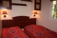 Chateau-Camping la Grange Fort, 63500 les Pradeaux Hotels in Le Broc