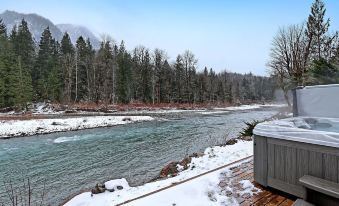 Sky River's Edge - Three Bedroom Cabin with Hot Tub