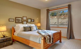 Prospector's Bend - Two Bedroom Home with Hot Tub