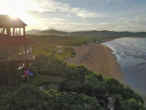 Magnific Rock - Surf Resort & Yoga Retreat Nicaragua