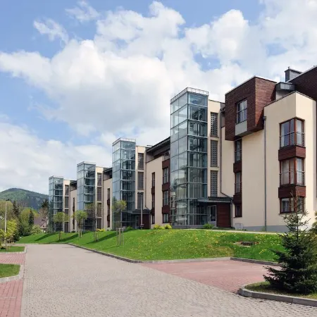 Zeta Park, Sun & Snow