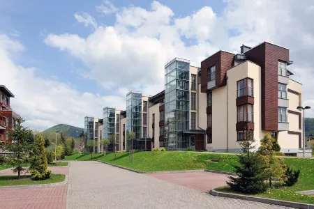 Zeta Park, Sun & Snow