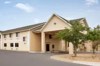 Travelodge by Wyndham Belen - parking