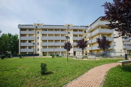 HQ Aparthotel Milano Inn - Smart Suites Отели рядом с достопримечательностью «Villa Ghirlanda Silva»