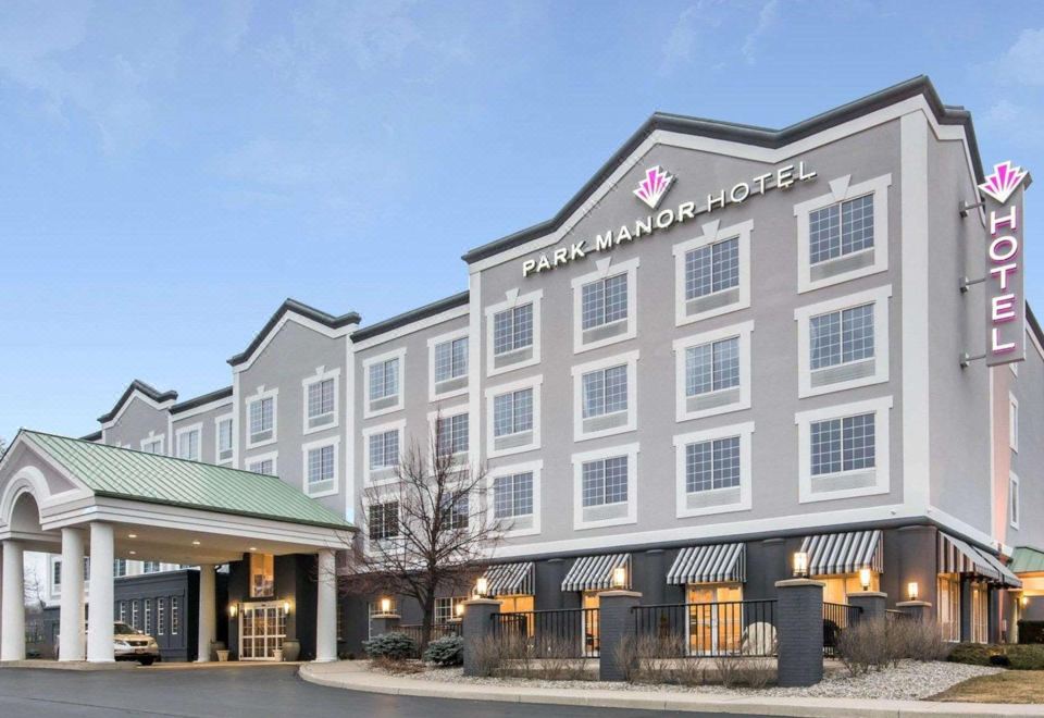 "a large hotel building with a sign that reads "" park circle hotel "" prominently displayed on the front of the building" at Park Manor Hotel