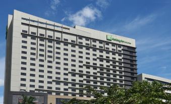 Holiday Inn & Suites Makati, an IHG Hotel