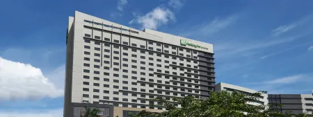 Holiday Inn & Suites Makati Отели рядом с достопримечательностью «Three Central»
